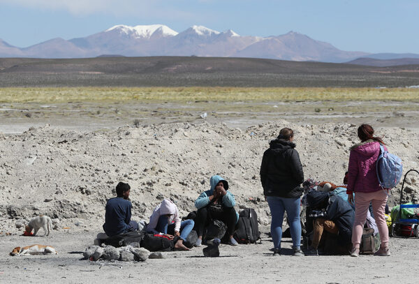 Cae un 54,5 % en un año la llegada de migrantes sin papeles al norte de Chile - MarketData