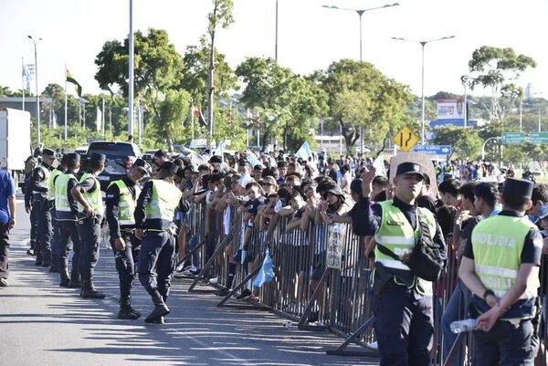 Fotos: Aficionados aguardan por la ‘Scaloneta’ en la Conmebol - Fútbol - ABC Color