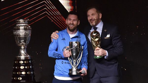 El centro de Alejandro Domínguez a Messi