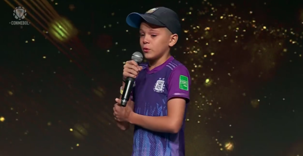 Versus / El momento más emotivo: El chico que hizo llorar a todos en el homenaje a Argentina