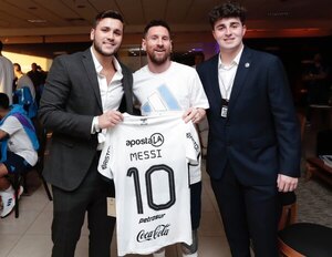 Versus / ¡Messi con la camiseta de Olimpia!
