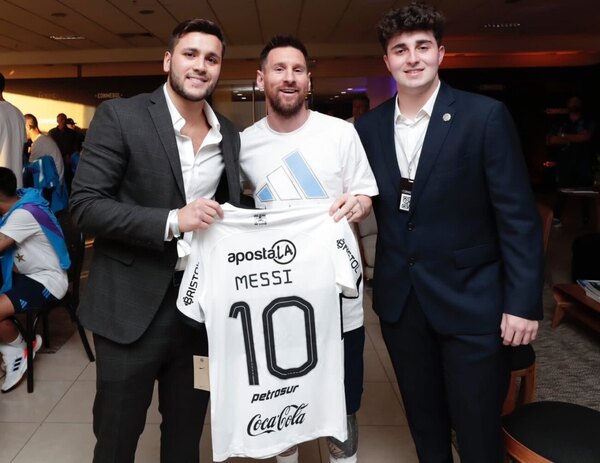 Versus / ¡Messi con la camiseta de Olimpia!