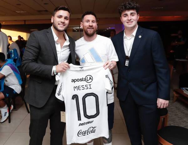 Otro obsequio para Lionel Messi: Le entregaron la “10” de Olimpia