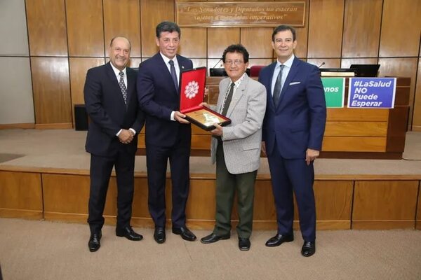 Néstor Damián Girett recibió reconocimiento de la Cámara de Senadores - Música - ABC Color