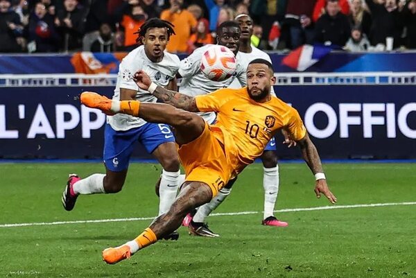 Memphis Depay se acerca al récord de Robin van Persie - Fútbol Internacional - ABC Color