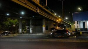 Oscuros viaductos de la capital son guaridas de adictos por las noches