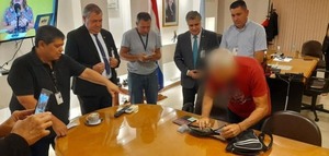 Funcionario de la Dinac encontró 25 millones y lo devolvió a su dueño - Noticiero Paraguay