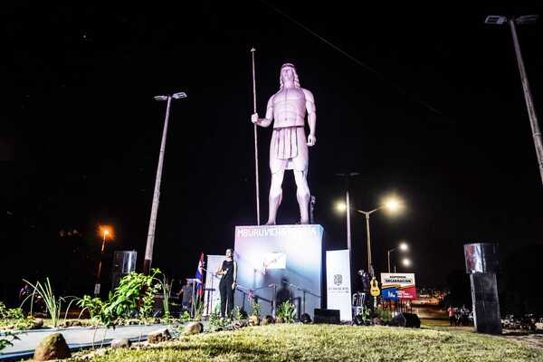 Inauguran escultura del Mburuvicha Itapúa en Encarnación