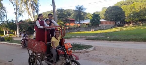 En Fuerte Olimpo un hombre creó un novedoso vehículo “Toyota” con seis ruedas y materiales reciclados - Noticias del Chaco - ABC Color
