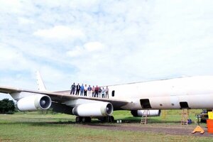Proyectan pintar el viejo Douglas DC-8 abandonado en Minga Guazú
