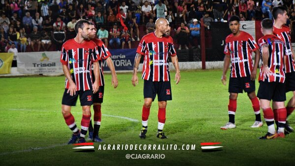 Versus / El "Cholo" Guiñazú volvió al fútbol y lo hizo frente a más de mil personas