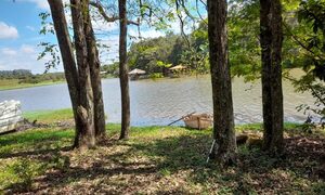 Hurtan canoa que se encontraba a orillas del río Acaray