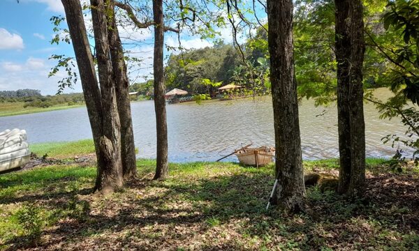 Hurtan canoa que se encontraba a orillas del río Acaray