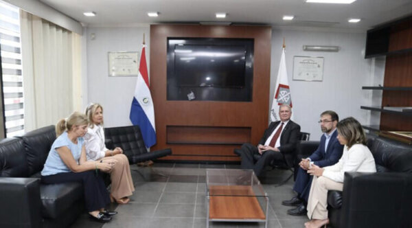 Hijas de Óscar Denis se reunieron con el Fiscal General, quien promete “apoyo incondicional” - Radio Imperio