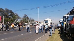 Diario HOY | Manifestantes cierran la ruta Transchaco exigiendo víveres