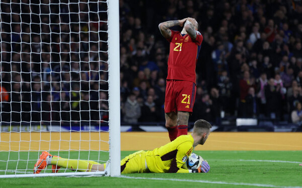 Versus / Escocia hunde a la nueva España de Luis de la Fuente