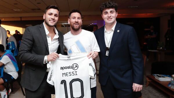 La camiseta 10 de Olimpia con la que posó Lionel Messi dio que hablar