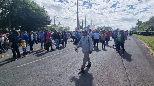 Campesinos cierran ruta en reclamo de víveres y preparación de suelo