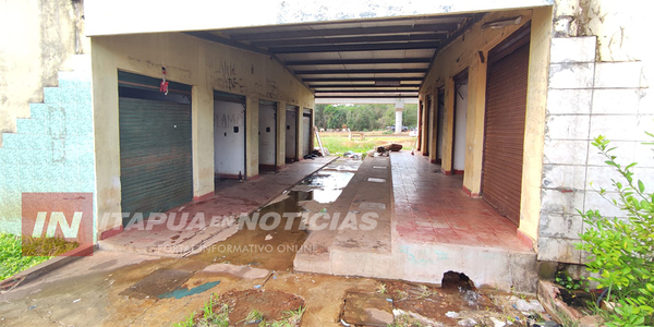 PROPIETARIOS SE JUNTARON Y DESALOJARON A “OCUPAS” EN CASILLAS DEL CIRCUITO COMERCIAL - Itapúa Noticias