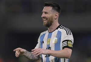 Diario HOY | Messi, con 'hat-trick', supera los 100 goles con Argentina
