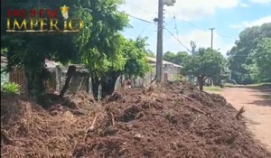 Vecinos de Don Bosco reclaman de escombros de tierra arrojada cerca de sus viviendas - Radio Imperio