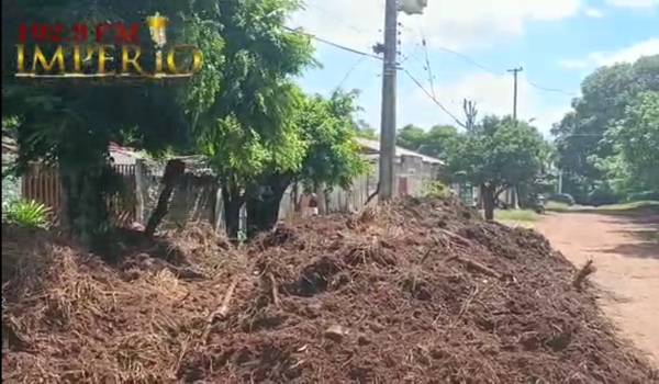 Vecinos de Don Bosco reclaman de escombros de tierra arrojada cerca de sus viviendas - Radio Imperio