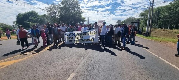 Campesinos de Misiones cerraron ruta en  reclamo a la EBY de víveres y preparación de suelo