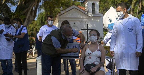 La Nación / A tres años de la pandemia Brasil alcanza 700.000 muertos por covid