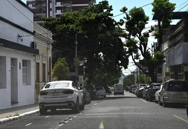 Pese a multas, conductores se empecinan en estacionar en bicisenda Iturbe - Nacionales - ABC Color