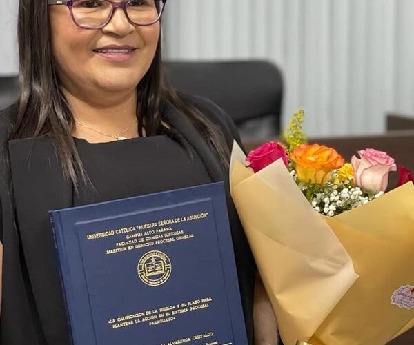 Magistrada defiende su tesis de Maestría y se recibe con honores