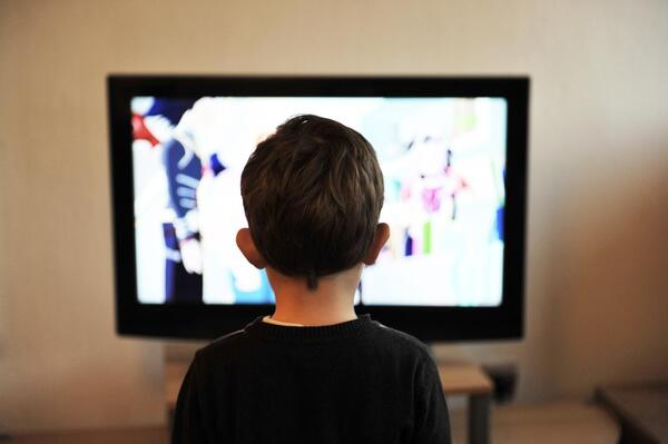 Reflexionar sobre los riesgos de la sobreexposición a las pantallas en niños y jóvenes - El Trueno