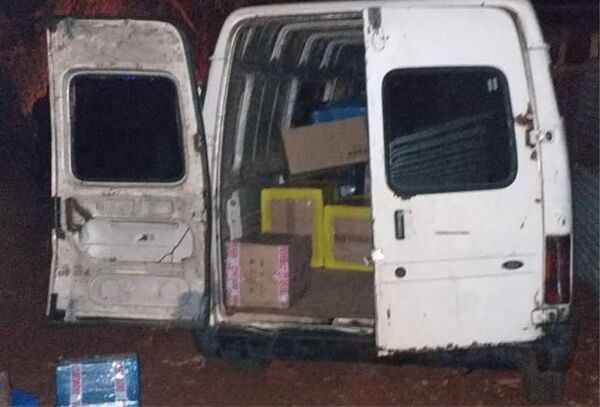 Vestidos de policía, asaltaron furgón transportador de mercaderías en Alto Paraná - Megacadena — Últimas Noticias de Paraguay