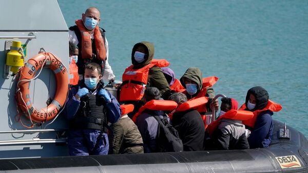 El gobierno del Reino Unido anunció que albergará a los inmigrantes irregulares en una barcaza gigante - .::Agencia IP::.