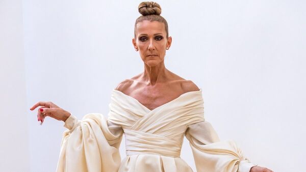 Céline Dion se muestra maravillosa como un ave fénix del pop y la moda