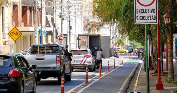 La Nación / Comerciantes de calle Palma denuncian baja del 60% de ventas por la bicisenda