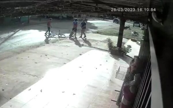 Video: cometió maniobra imprudente y luego amenazó con revólver a dos ciclistas adolescentes - ABC en el Este - ABC Color