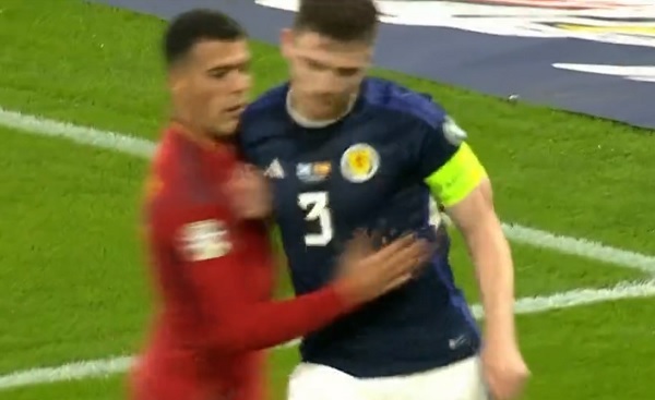 ¿Lo golpeó o no?: Polémica en juego entre Escocia y España - La Prensa Futbolera