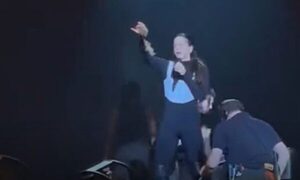 (VIDEO)La “Motomami” perdió un mechón de cabello en un accidente y lo regaló a sus fans