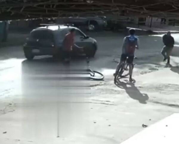 [VIDEO] Motoca amenazó con pistola a dos adolescentes ciclistas: "ani pe ñembovale"