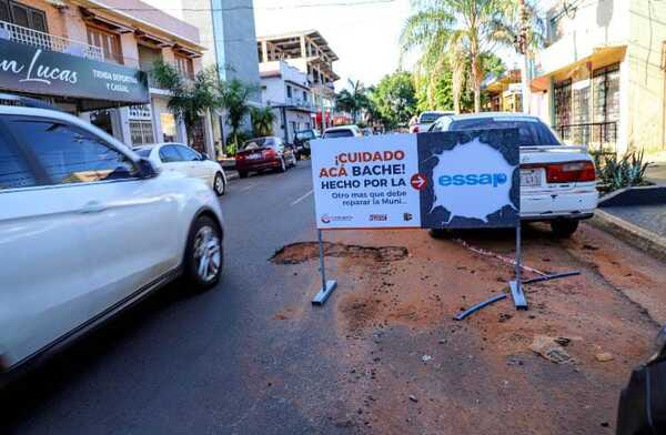 Encarnación: Municipalidad perdió la paciencia y señaliza baches causados por la ESSAP