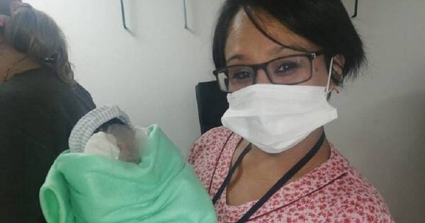 La Nación / Un policía de Tránsito auxilió a joven apurada por trabajos de parto en plena calle