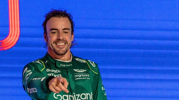 Fernando Alonso, a frenar a los Red Bull en Melbourne