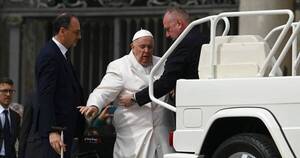 La Nación / Hospitalizan al papa Francisco para controles programados