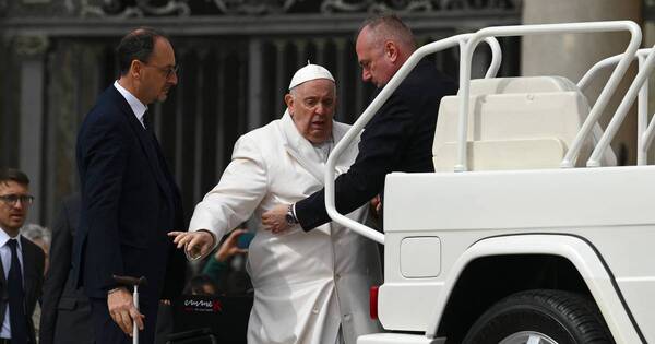 La Nación / Hospitalizan al papa Francisco para controles programados