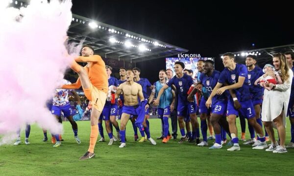 (VIDEO) Arquero de la selección yanki reveló sexo de su bebé con sus compas en el campo de juego