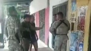 Policía amenaza a personas que le pidieron que deje de tocar la bocina  