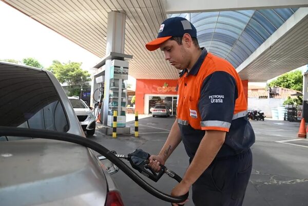 Emblemas privados se adelantan a Petropar y ya bajaron precio del diésel por Semana Santa - Economía - ABC Color