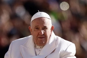 Papa Franciscos seguirá internado por una infección pulmonar - Unicanal