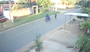 (Video) Escuelero fue arrastrado por una moto al cruzar la calle