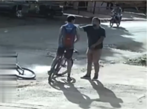 (Video). Motociclista maltirón amenazó con un arma y moqueteó a péndex